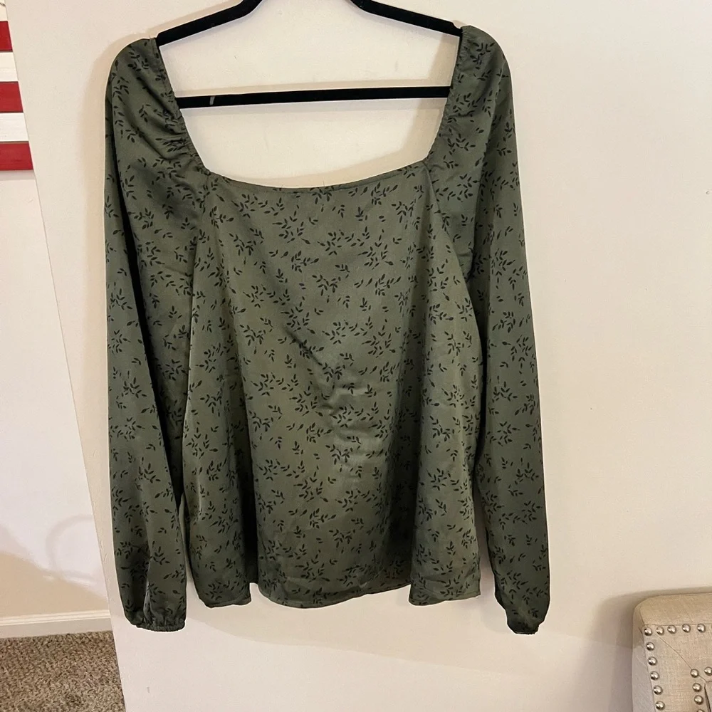 NWOT Lush woman’s plus size green with black detail on or off shoulder front bow - Picture 4 of 8